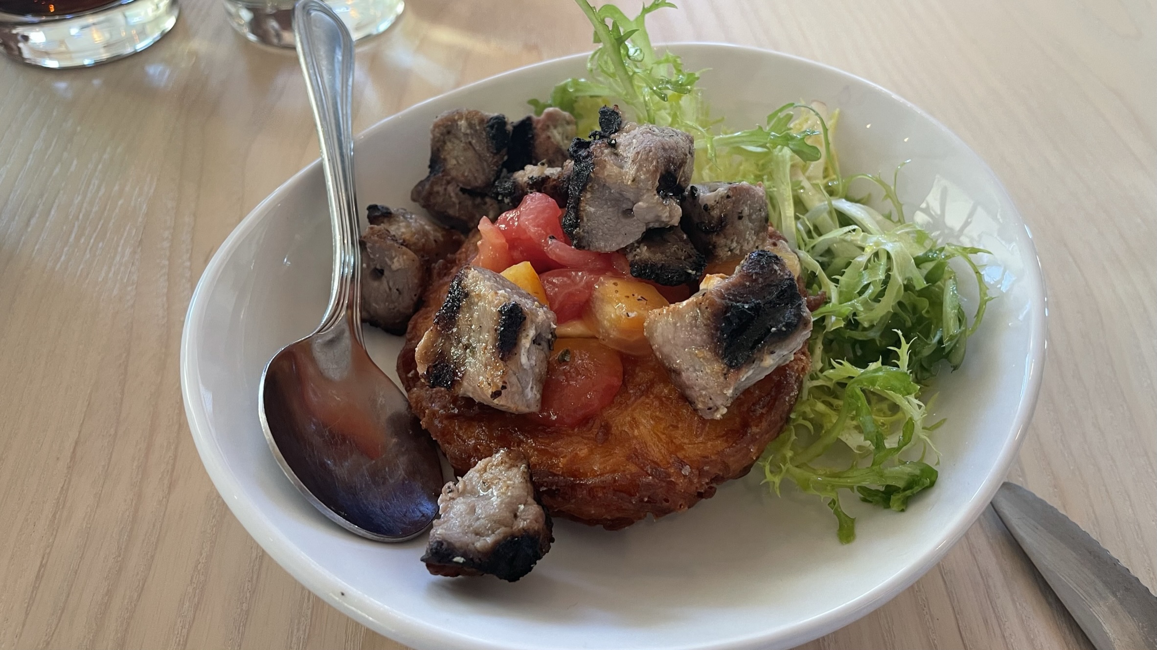 Souvlaki (Iberian pork) and a fideo pie on a plate